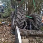 Falece un home tras quedar atrapado baixo un tractor en Boiro