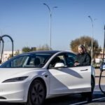 Por qué España vende pocos coches eléctricos: precios altos, desconfianza, bulos y ayudas que tardan