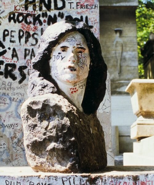 La policía recupera el busto de mármol que adornaba la tumba de Jim Morrison en París