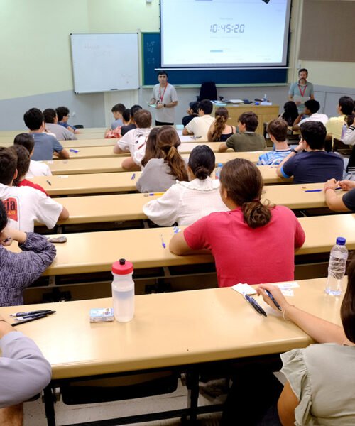 Alumnos de la PAU en Andalucía se movilizan para impugnar el examen de Matemáticas Aplicadas a las Ciencias Sociales por su especial dificultad