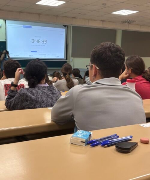 ¿Demasiados periodistas? La Facultad de Comunicación de Sevilla intenta reducir el número de alumnos de nuevo ingreso a Periodismo pero el Rectorado se lo impide