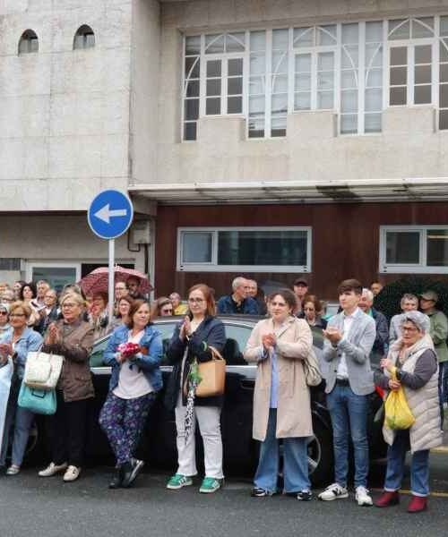 Dúcias de veciños protestan en Ribeira en defensa da sanidade pública