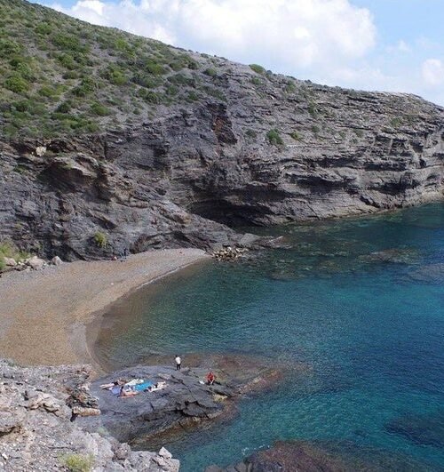 La cala de Murcia que es ideal para pasar el día y tiene la arena oscura: dónde está y cómo llegar