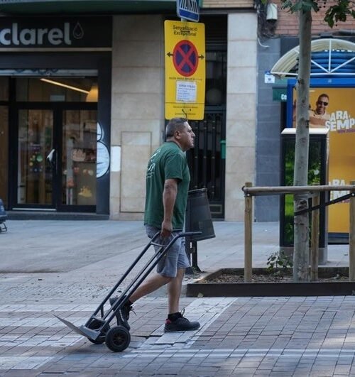 Corte en la calle Pi i Margall de Barcelona para cambiar un pavimento estrenado hace un año que estaba defectuoso: plazos de las obras y afectaciones
