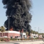 Un incendio en una nave industrial de Fortuna (Murcia) provoca una gran nube tóxica y obliga a confinar a la población