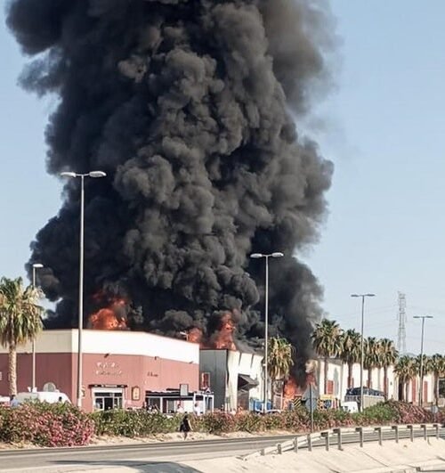Un incendio en una nave industrial de Fortuna (Murcia) provoca una gran nube tóxica y obliga a confinar a la población