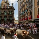Segundo encierro de San Fermín 2025, en directo | Los toros de la ganadería gaditana Cebada Gago protagonizan el segundo encierro