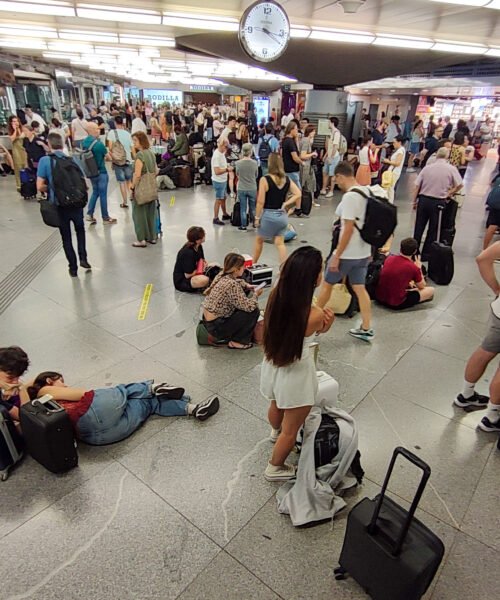 Restablecida la circulación de trenes entre Madrid y Andalucía tras 15 horas interrumpida: hospitalizada una mujer de 84 años tras pasar la noche atrapada