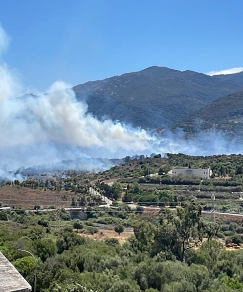Un fuego en Algeciras obliga al desalojo de vecinos en la zona cercana a Botafuegos