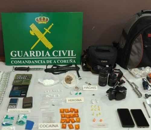 A Garda Civil desarticula un activo punto de venda de drogas no centro de Boiro e detén a dez persoas