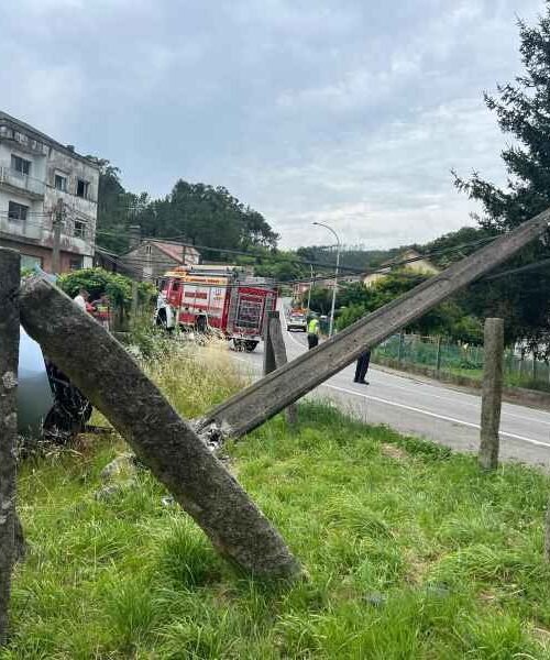 Un ferido leve na saída de vía dun coche en Cespón, no concello de Boiro
