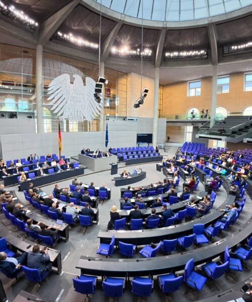 Merz apoya que el Parlamento de Alemania no ice la bandera LGBT durante el Orgullo: “No es una carpa de circo”