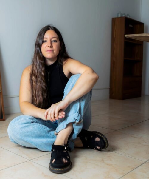 Laura C. Vela se convierte en un fenómeno literario con una historia traumática: “Aún nos quedan muchas cosas que contar sobre los abusos sexuales”