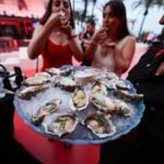Una isla, dos veranos: hotelazo y ostras un día; pizza y camping al siguiente