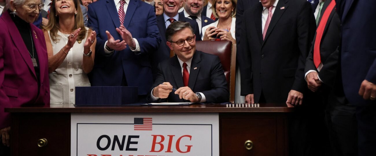 Los republicanos se pliegan a los deseos de Trump y aprueban la megaley que recorta impuestos a los ricos y subsidios a las rentas bajas