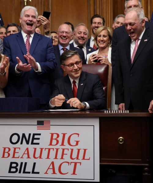 Los republicanos se pliegan a los deseos de Trump y aprueban la megaley que recorta impuestos a los ricos y subsidios a las rentas bajas