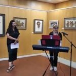 Julia Rodríguez converte as flores prensadas en xoias da natureza nunha mostra na Casa da Cultura da Pobra