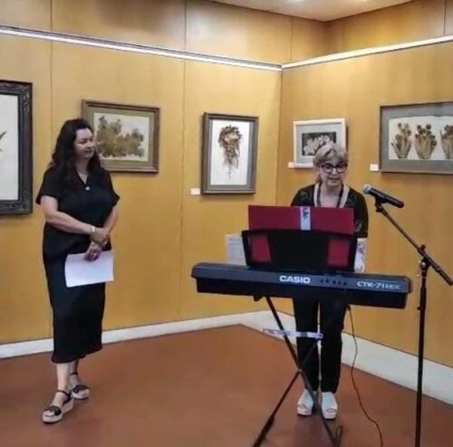 Julia Rodríguez converte as flores prensadas en xoias da natureza nunha mostra na Casa da Cultura da Pobra