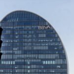 La banca europea se arma contra los neobancos y se lanza a los criptoactivos y las ‘stablecoins’