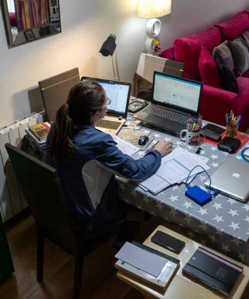 Mitos laborales de verano: ¿cuándo el teletrabajo pasa a ser un derecho?