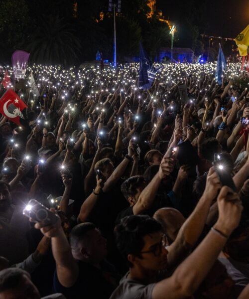 Turquía detiene a otros tres alcaldes de la oposición socialdemócrata