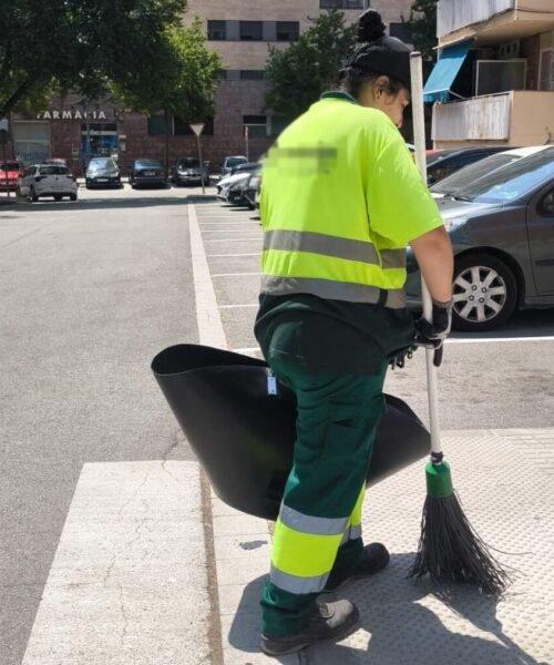 Una barrendera impulsa una campaña para regular por ley el trabajo al aire libre con temperaturas extremas