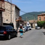 El pueblo de los 86 coches por vecino gracias a los impuestos bajos: “Aquí es un secreto a voces”