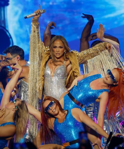 Rockera, cabaretera, sexy y hasta flamenca: Jennifer López reclama en Madrid su trono en el olimpo del pop mundial