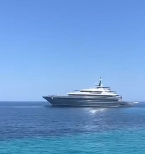 El megayate ‘Attila’, valorado en 70 millones de dólares, desafía a las autoridades tras quedar varado en Formentera