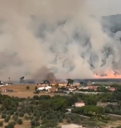 Un incendio en Tarrasa obliga a confinar a un centenar de personas que se encontraban en un club deportivo
