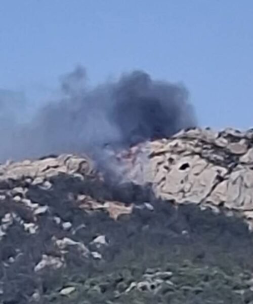 Cientos de vecinos de Atlanterra pasarán la noche fuera de sus viviendas por el fuego que afecta a la zona de Sierra de la Plata en Tarifa
