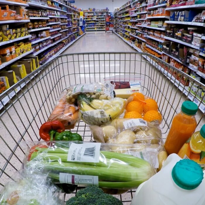 La cesta de la compra frena su escalada, pero es un 16% más cara que en 2021