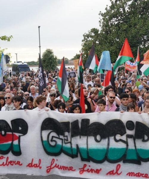 Miles de personas se manifiestan por Gaza en medio del Festival de Venecia