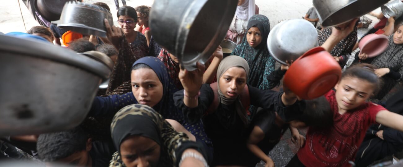 Israel amenaza con prohibir la actividad de importantes organizaciones humanitarias mientras el hambre se agrava en Gaza