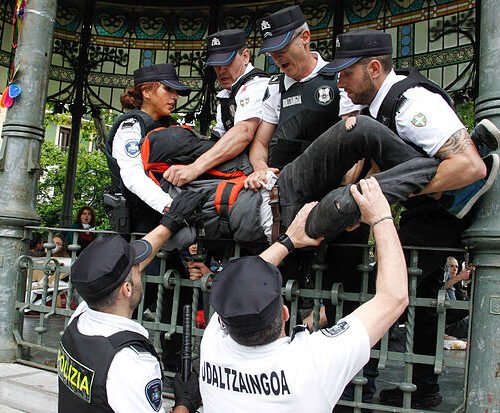 Una juez anula la obligación de exigir euskera impuesta por el Ayuntamiento de San Sebastián en 9 plazas de la policía local