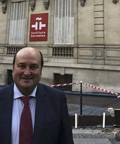 Aitor Esteban organiza el próximo día 20 una fiesta para celebrar la recuperación de palacete de París cedido por Pedro Sánchez al PNV