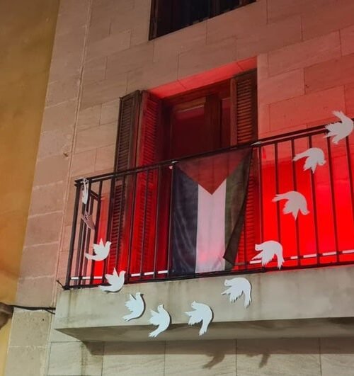 Polémica en Mallorca por un espectáculo ‘marica’ con la bandera palestina frente a menores en un pueblo socialista