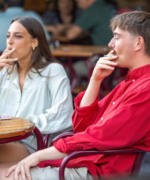 Las nuevas formas de fumar y la vuelta del ‘glamour’ del cigarrillo amenazan 20 años de guerra contra el tabaco