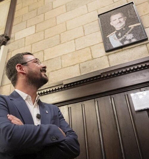 Gerona cuelga en el salón de plenos un retrato del Rey hecho con imágenes del referéndum de 2017