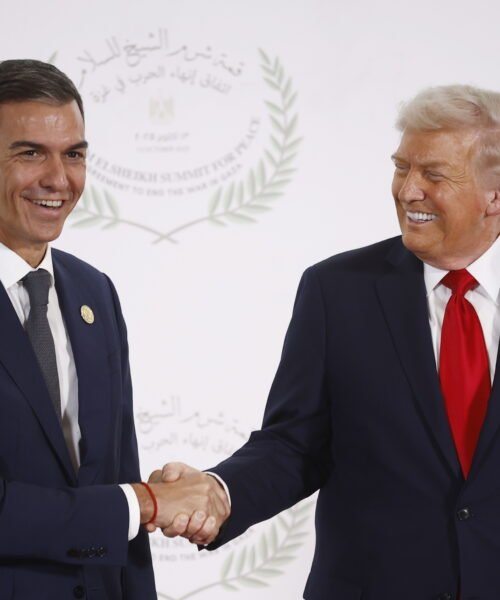 El dedo de Trump, la luna de Sánchez: el gasto militar va atrapando al Gobierno