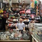 Carrasquilla, la tienda de disfraces que ha vestido a tres generaciones en Málaga: «Ya vendíamos disfraces de Halloween hace 40 años»