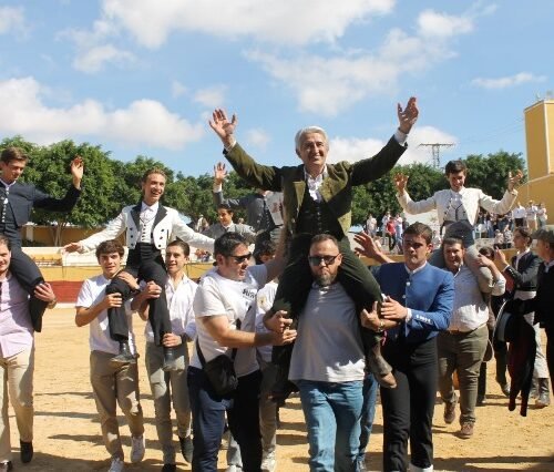 Luis Sánchez «Guerrita», celebra el 50 Aniversario de su alternativa con una «Lección Magistral» y triunfal salida a hombros