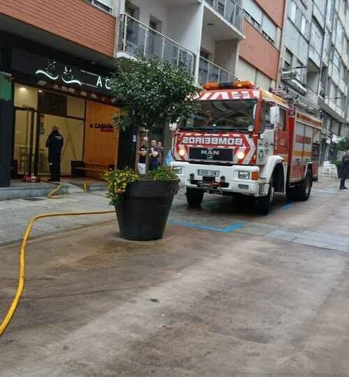Susto en Ribeira por un incendio na brasería ‘A Cabana’, sufocado polo dono e un empregado