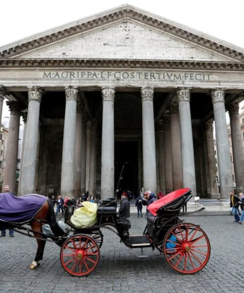 Un turista muere al caer del muro perimetral del Panteón de Roma