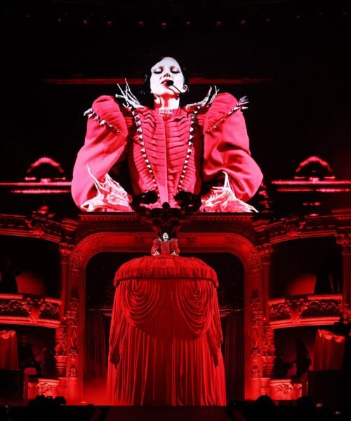 Baila o muere: Lady Gaga arrasa con una  tenebrosamente luminosa ópera pop en el Sant Jordi