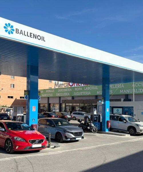 Ballenoil (Moeve) acelera en la guerra de las gasolineras ‘lowcost’ y es la primera que llega a 350 en España