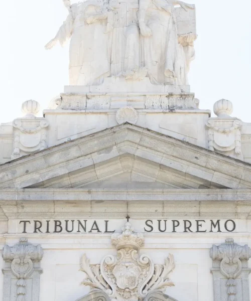 El Supremo tacha de «violencia económica» el impago de pensiones por hijo y prohíbe contarlas para obtener el paro