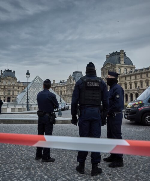 Robo en el Louvre: unos encapuchados se llevan ocho joyas de la Corona francesa con una radial