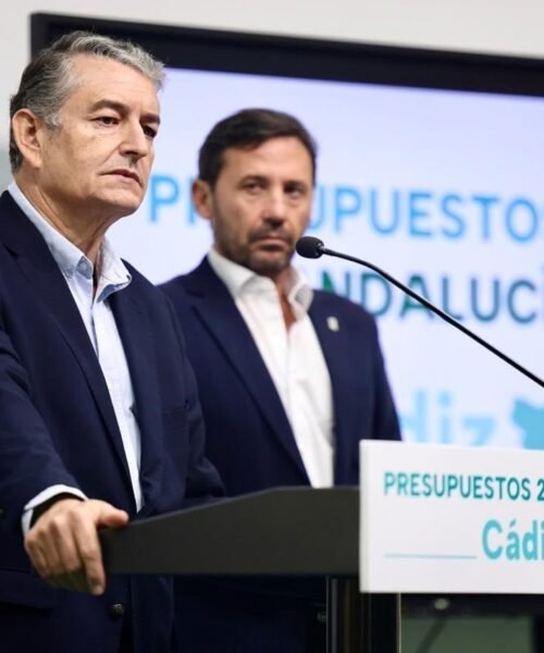 El consejero andaluz de Salud se reúne durante horas con Amama, que critica las “infamias” que han recibido por la crisis de los cribados