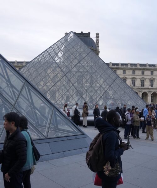 El Louvre reabre tres días después del robo de las joyas de la Corona